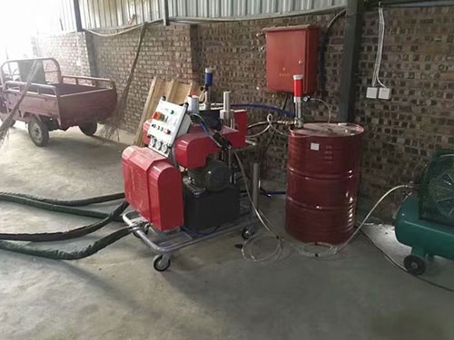 聚氨酯發(fā)泡黑白料現(xiàn)場(chǎng)外保溫施工的推廣(圖1) 防腐聚脲噴涂設(shè)備施工案例